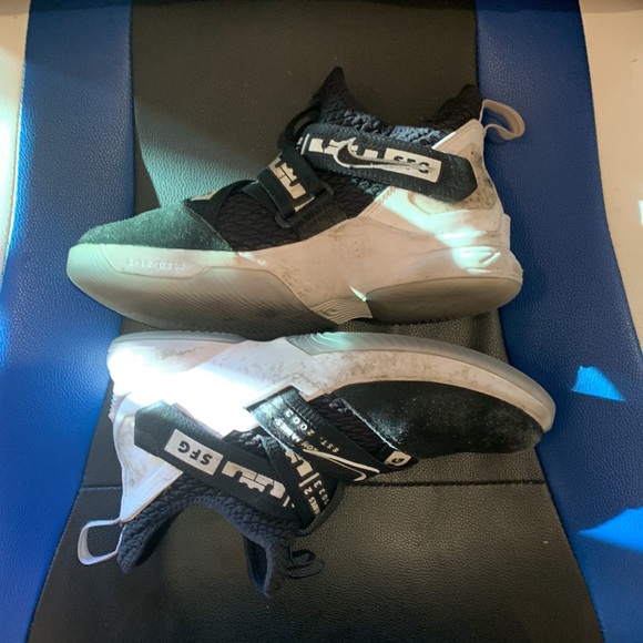 Boys Nike LeBron Soldier Size 6 Mens Witness Blk/white sneakers (Used - No Box) - Picture 2 of 5